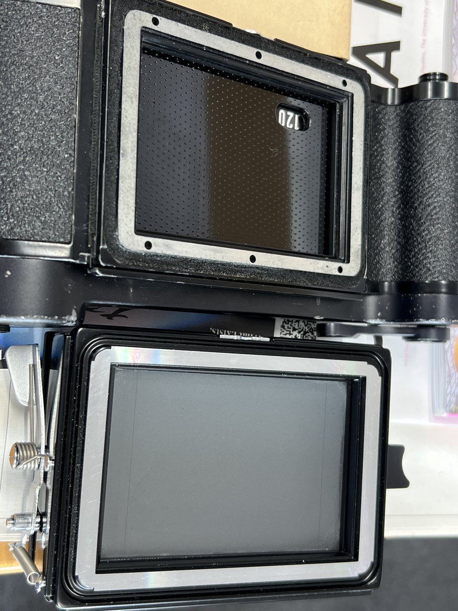 qramo's tweet photo. フィルムバックとフォーカシングガラスのレンズからの距離が0.15mmくらい違うなぁ。
フォーカシンググラスの方がレンズに距離が近い。すりガラスのスリ部分厚みと理解して良いのかなぁ。
それか普通に個体差かな
#Mamiyapress https://t.co/wpqMfMOPJm