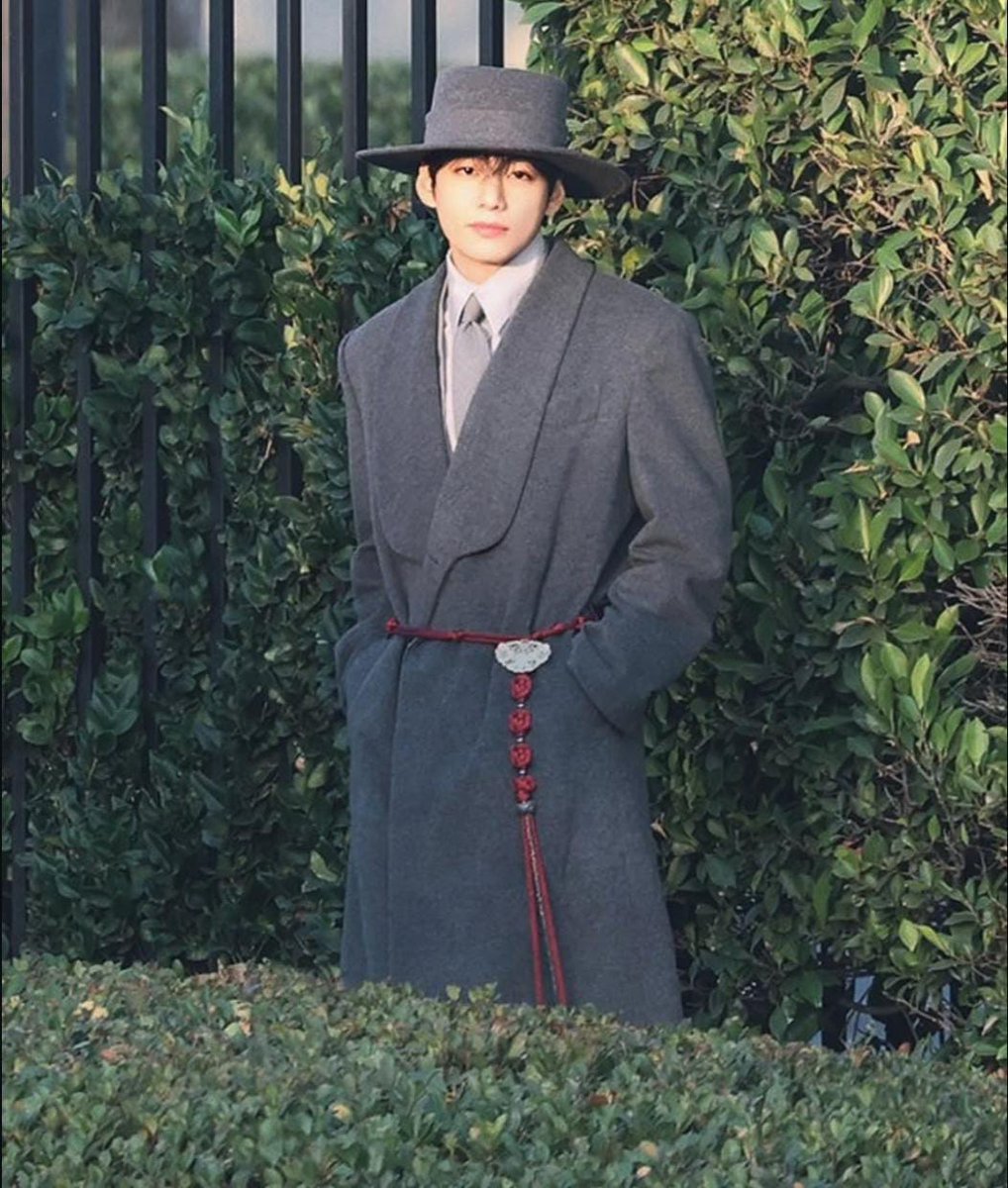 Taecrewchile's tweet photo. Taehyung deslumbra con un look que combina elegancia  y orgullo cultural.

✨️Grande kim Taehyung 👑

V AT VOGUE WORLD 
#VxVogueWorldHollywood  #TaehyungxVogueWorld #VogueWorld https://t.co/jxkwv3jg2y