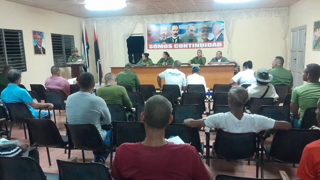 CNCTVGranma's tweet photo. La presidenta del Consejo de Defensa en #ProvinciaGranma @YudelkisOrtizB y la vicepresidenta @YanetsyTerry, junto con otras autoridades visitaron el municipio de #Manzanillo para verificar las medidas adoptadas con el fin de mitigar el impacto del huracán #Melissa https://t.co/vaD6oyST2k
