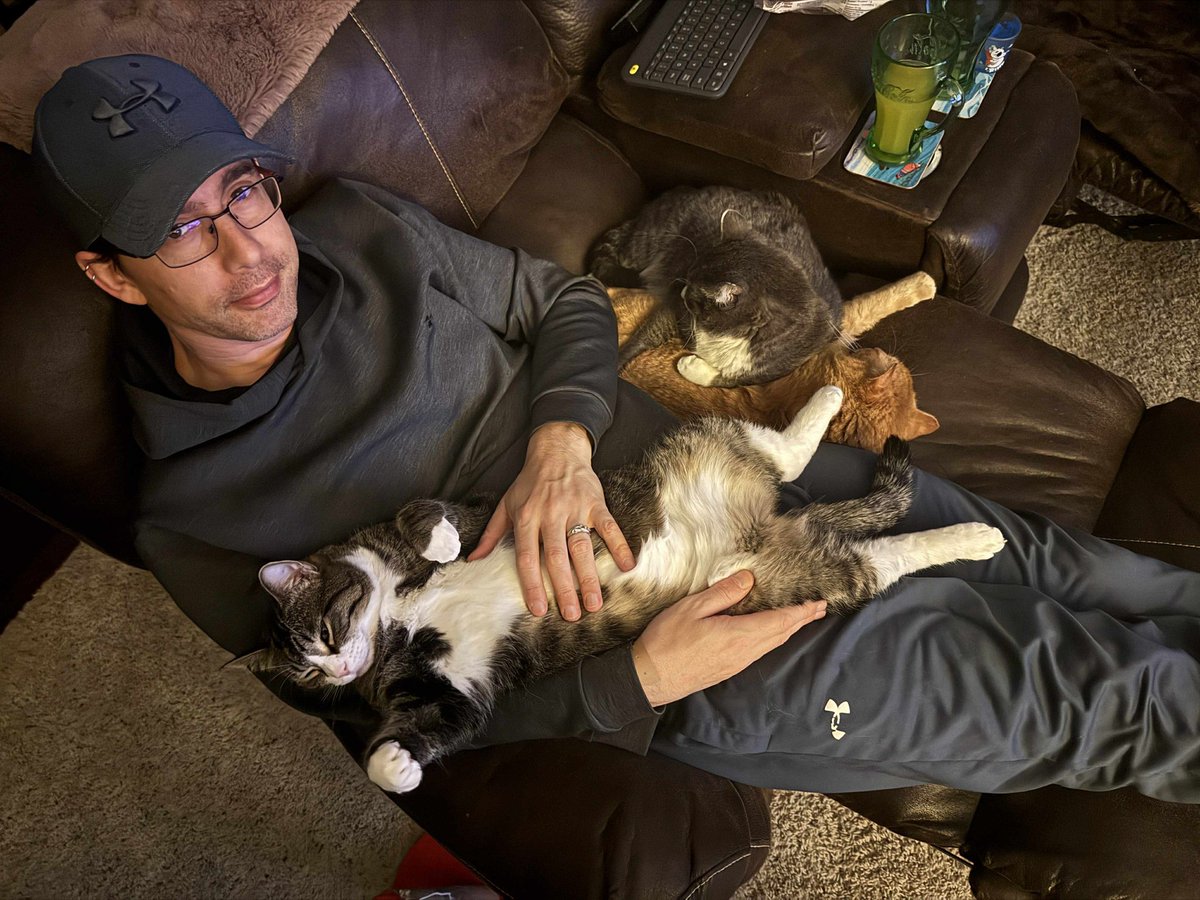 Watching 'IT: Welcome to Derry' with a few of the boys, and Brit Eros &amp; Darythe Hill #sundayvibes #WelcomeToDerry