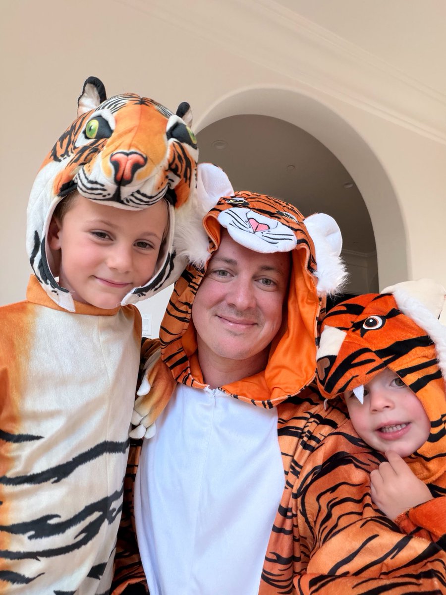 Fwiz's tweet image. Halloween festivities were a success 🎃