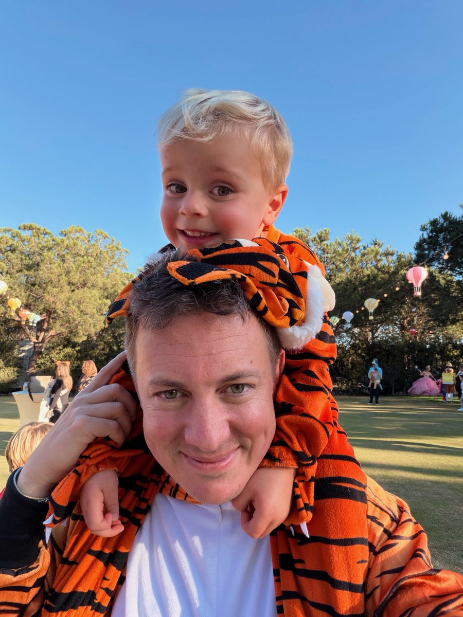 Fwiz's tweet image. Halloween festivities were a success 🎃