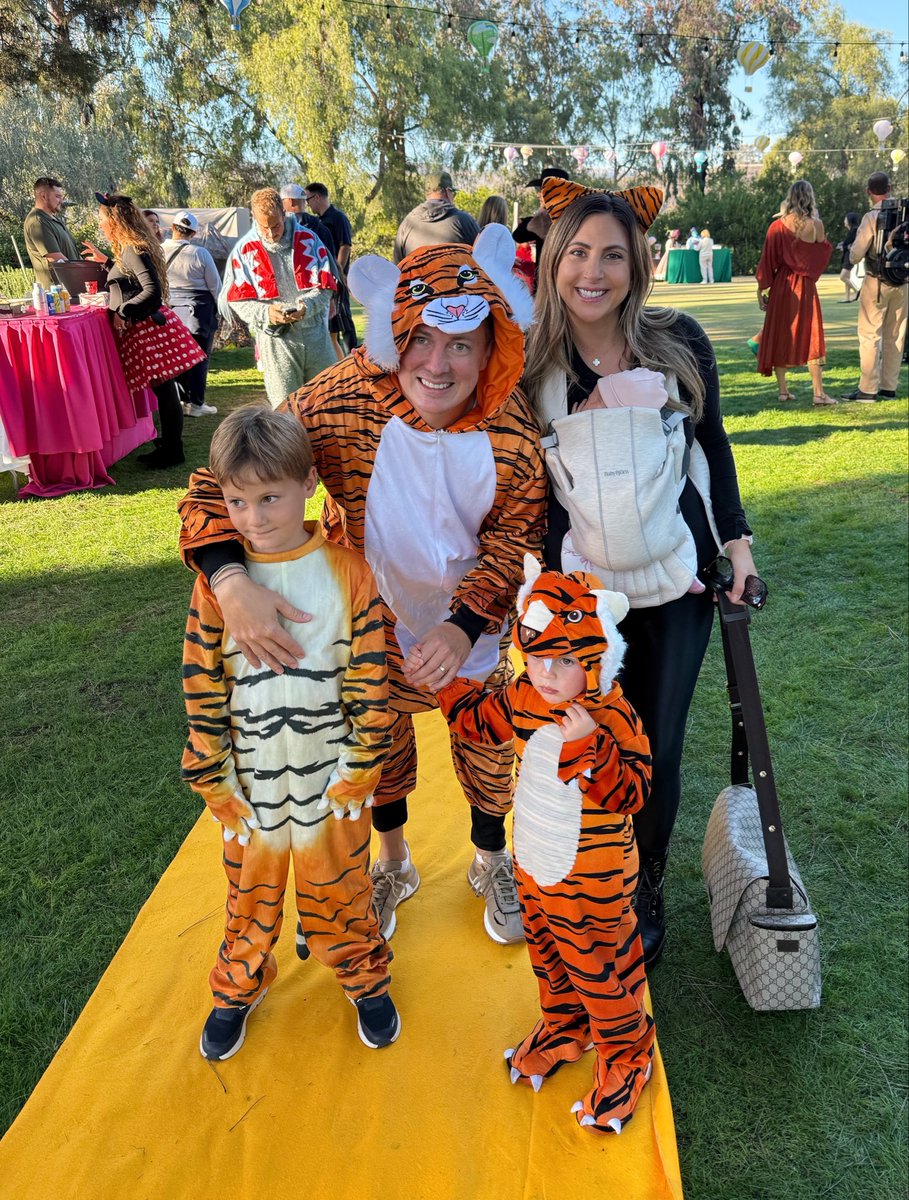 Fwiz's tweet image. Halloween festivities were a success 🎃