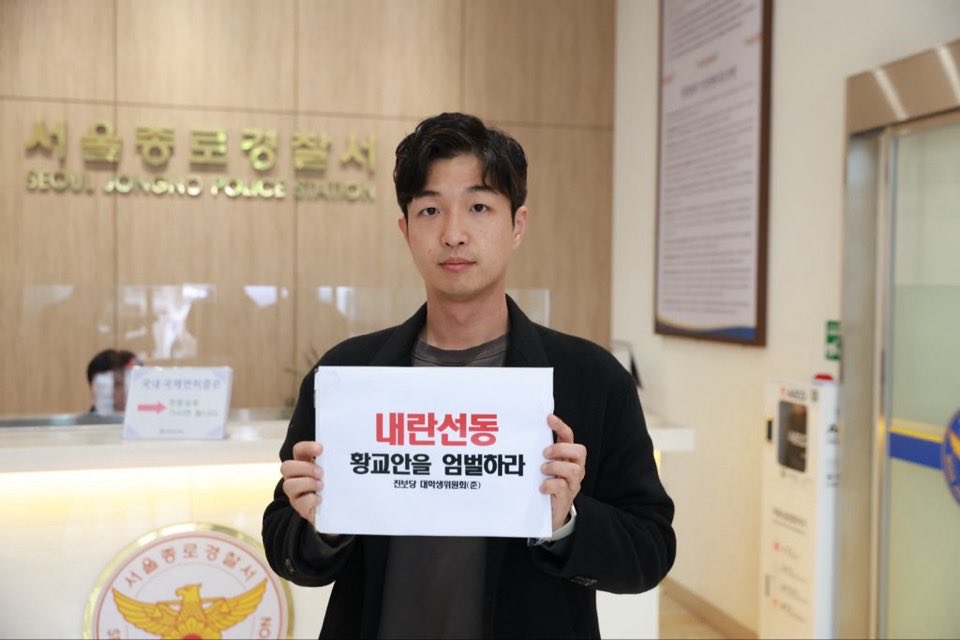 roas_TT's tweet photo. 내란선동 혐의로 황교안을 고발했었습니다. "헌재가 윤석열 대통령의 탄핵 소추를 인용한다면 걷잡을 수 없는, 번져가는 폭동이 일어날 것"이라고 발언하며 내란을 선동했습니다. 

사실 기대를 접고있었는데 다행입니다. 내란을 선동할 표현의 자유는 없습니다. 제대로 처벌받길 바랍니다. https://t.co/4ygyoyngk5