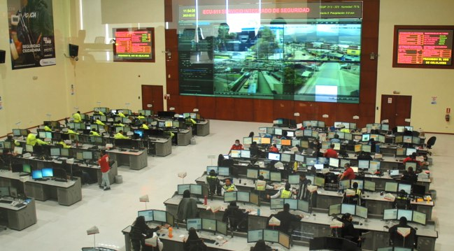 cnegobec's tweet photo. #TuVotoPorEcuador   🗳️

🪖 | Durante la impresión, técnicos especializados y miembros de las @FFAAECUADOR vigilan permanentemente cada etapa del proceso, controlan los accesos, supervisan la producción y custodian la entrega del material electoral.

🔎 | De manera simultánea, el @ECU911_ realiza un monitoreo en tiempo real, garantizando la seguridad e integridad del material electoral.

#ReferéndumYConsulta2025 🇪🇨