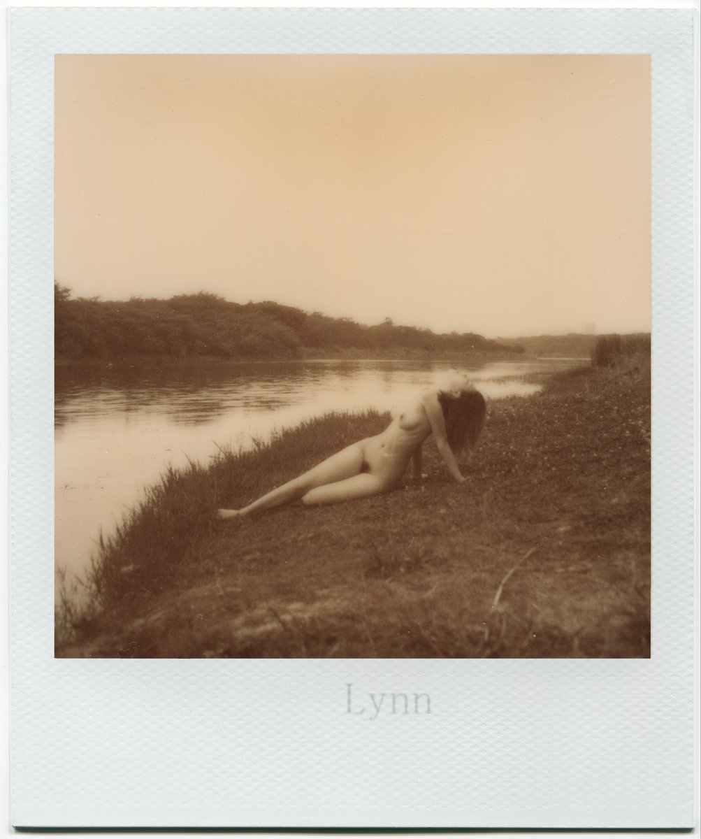 五年前拍的黑白宝丽来已经褪色成黄色了。