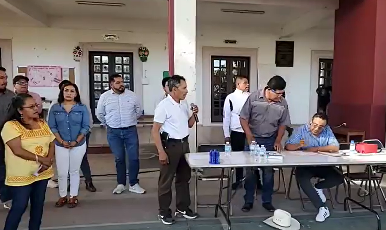 Repite una mujer en presidencia de San Lorenzo Cacaotepec, Etla
La comunidad eligió con 572 votos para el trienio 2026-2028 a Ivonne Díaz Santiago, que va a sustituir a la licenciada, Iris López Zavaleta; dejando en el camino a Hugo Márquez que habría hecho campaña