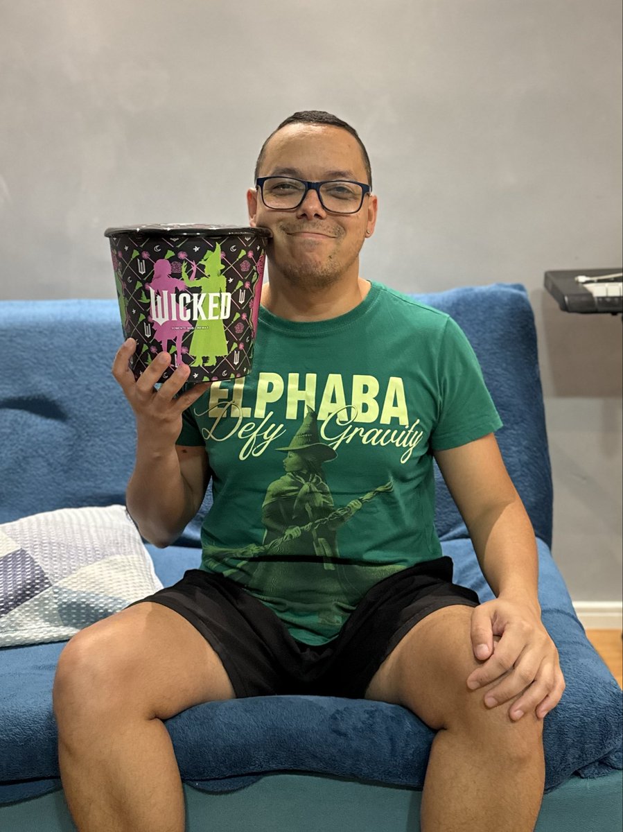 LeoDantasBio's tweet photo. Não conheço pessoa mais fã da @cynthiaerivo do que eu! Desde 2020, com a icônica performance no Oscar, sigo atento a tudo o que a nossa estrela faz! Cynthia e “Wicked” significam pra mim que as diferenças só nos tornam especiais. @Cynthiaerivobra #cynthesizersnapremiere https://t.co/84cJa4Bua6