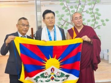 🚨Former PM Hwang is Facing Arrest by the “Insurrection Prosecutor Team” — the Deranged K-Jack Smith of Korea.

The deranged “K-Jack Smith” who jailed the First Lady, the President, and pastors is now outside Rep. Hwang Kyo-ahn’s home, preparing to arrest him on unknown charges.