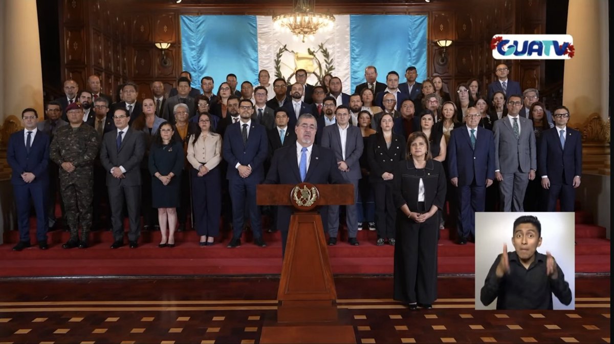 alessapon's tweet image. Arevalo volvió a quejarse, con los diputados de Semilla detrás como si siguieran en campaña. 

Es imposible que, siendo gobierno y teniendo el poder que tienen, salgan a quejarse.

Ya basta de excusas, ¡que se pongan a trabajar! 🇬🇹