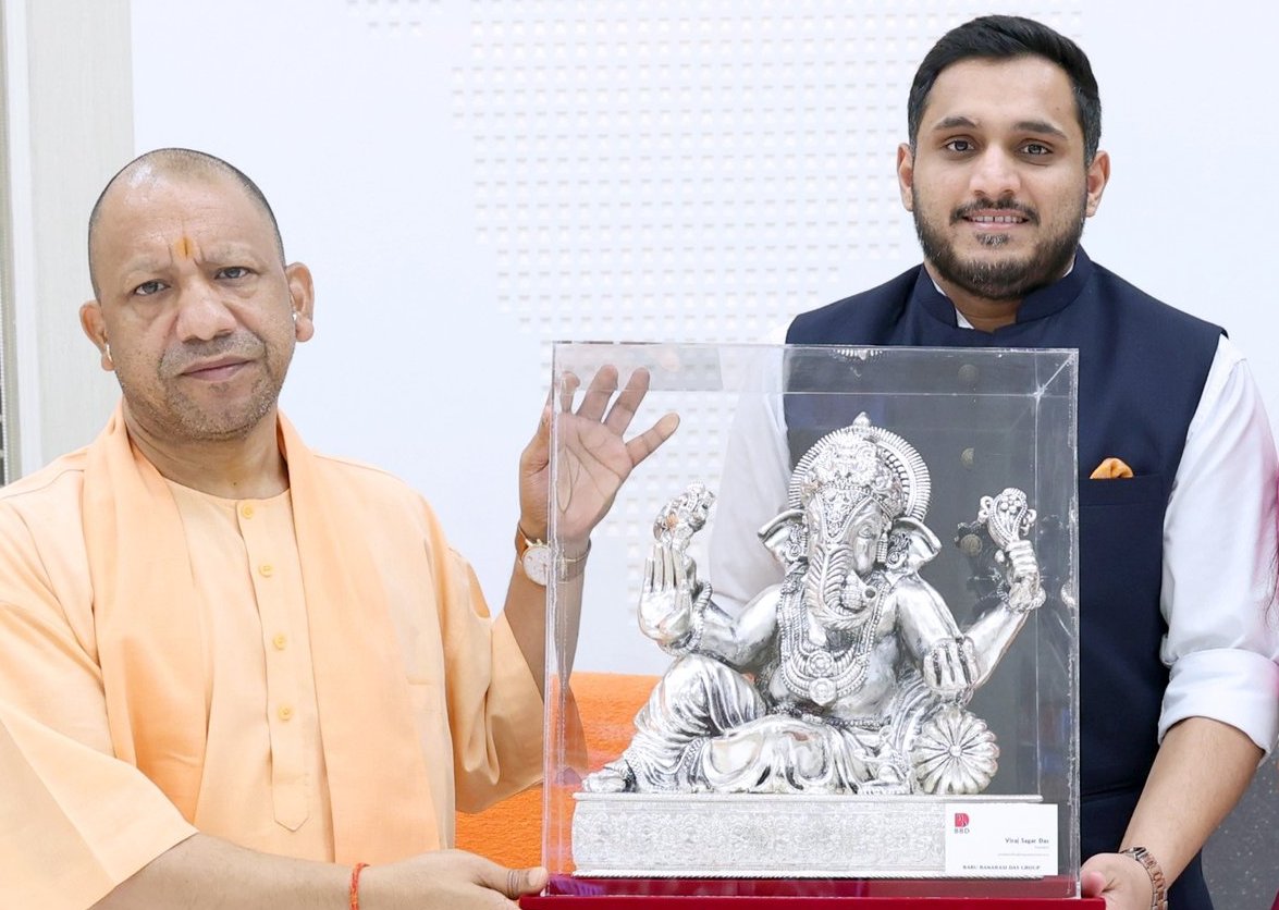 बस  ये ही गणेश जी है 

जो चोर उचक्के माफियाओं को बचा रहे है 

नहीं तो इनकी सही जगह जेल है।