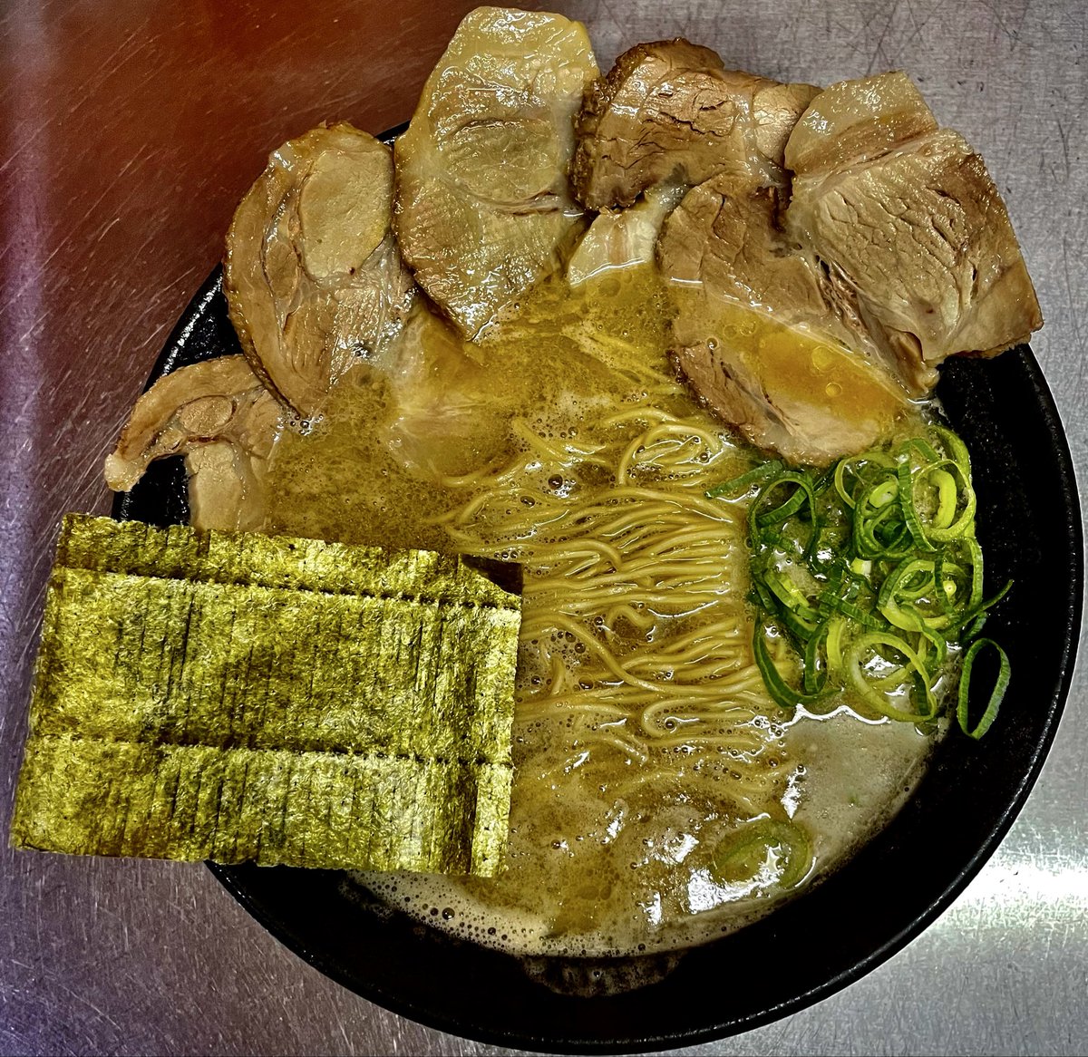 おはようございます☀
湿度下がって風が気持ちいいのでテラスでラーメン食べたい、屋台もいい🍜
本日もご来店お待ちしております！
【営業時間】
・11:00-15:00（14:45）
・18:00-21:00（20:45）
【定休日】
・水曜日、(土)夜の部
#埼玉ラーメン
#豚骨ラーメン
#さいたま市ラーメン
#鉄道博物館