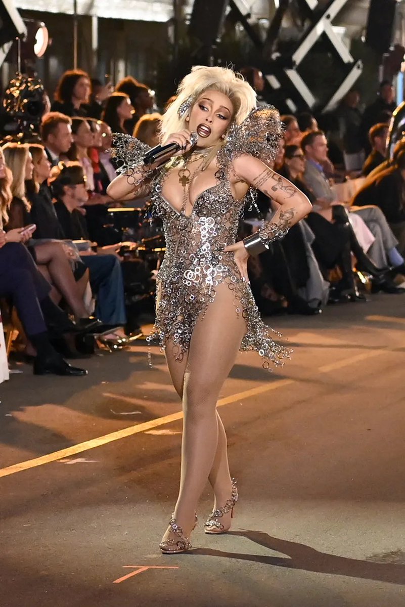 DojaHQs's tweet photo. .@DojaCat photographed performing at Vogue World Hollywood 2025 tonight. 📸 https://t.co/Haculno8ze