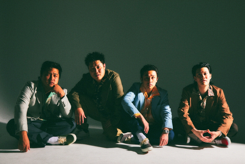 qj_web's tweet image. 四兄弟（粗品／前田龍二／シモタ／大東翔生）が「チンチロ」で目指す、おもろいの新境地「ライブの数十倍の多幸感が得られる」

qjweb.jp/feature/146646/

「立ってられへんぐらいの熱気と音が体にくるし、ほんまに感動で泣きそうになりながらチンチロをやっている」