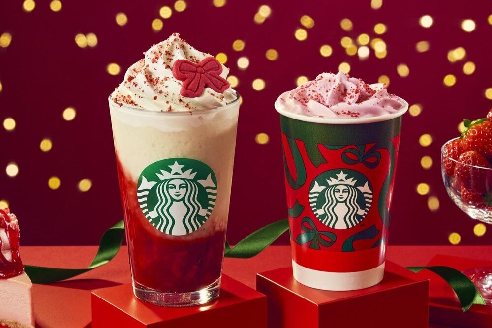 スターバックス25年クリスマス限定「ジョイフルメドレー」ストロベリー風味のフラペチーノやティーラテ

“リボンやくま”など、ドリンクにデコレーションできる全4種のクッキーも - fashion-press.net/news/139600