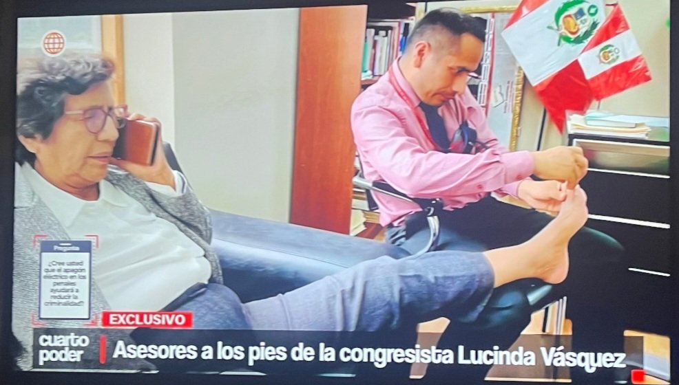 Vieja impresentable de Mrda patas 
asquerosas.