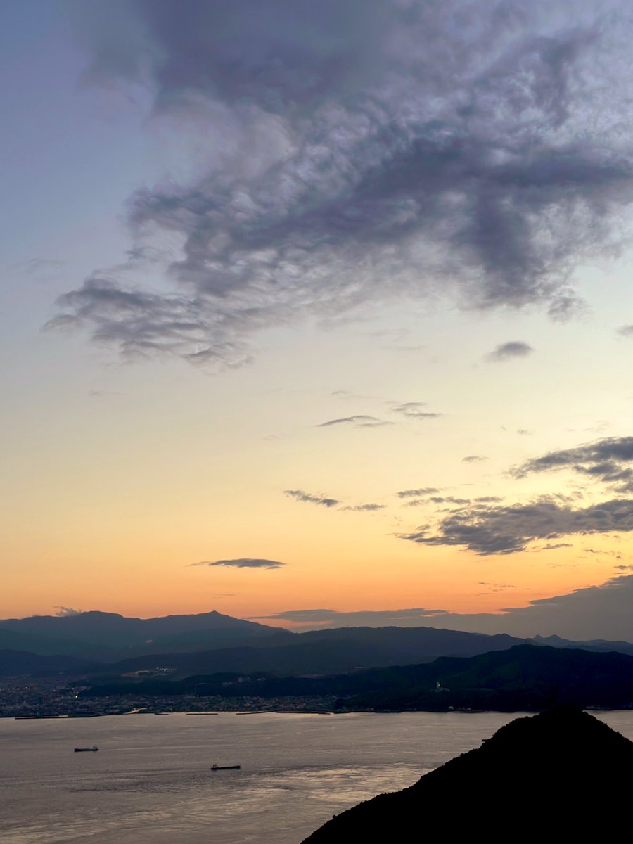 Ajfo98Sh's tweet image. ２日目は江田島へ行きました💕
このトレーラーが欲しいと💕

中庭にはCDが有り音楽かけながら
省吾さん💕を感じれます

しまなみ海道にも久しぶりlet&apos;s go！
亀老山から観る眺望もきれか✨

２日目の車中泊は尾道で、、

ありがとうございました✨

#浜田省吾 
#江田島 
#トレーラー 
#しまなみ海道