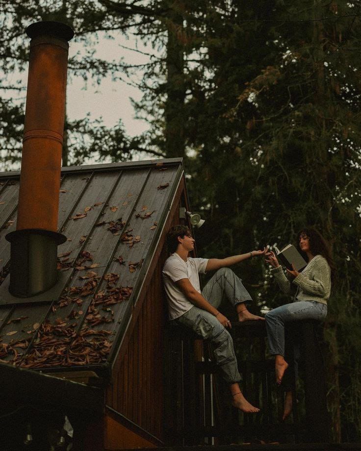 70'lerde olsak bir sürü plak alırdım sana, 80'lerde açık hava sinemasına götürür, izledikten sonra muhallebi ısmarlardım, 90'larda mahallenin bütün güzel misketlerini kazanır dökerdim avuçlarına, 21.yüzyılda nasıl sevilir inan ki bilmiyorum, içim ısınmadı bu yüzyıla, bağışla 🌻