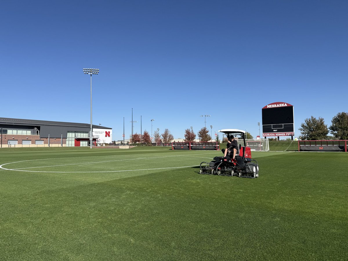 Season finale today. Field held up great all season. Couldn’t have done it without <a href="/dinslage_riley/">Riley Dinslage</a> <a href="/JadenKrenzer/">Jaden Krenzer</a> <a href="/VachalCarson/">Carson Vachal</a> <a href="/ABarney120/">Aaron Barnhouse</a> <a href="/ryan_knipping/">Ryan Knipping</a> and <a href="/_AlexPainter10/">Alex Painter</a>! Lots of hard work from them all season long! Celebrity mow from <a href="/PeterKobelt/">Peter Kobelt</a> this week, absolute lasers!