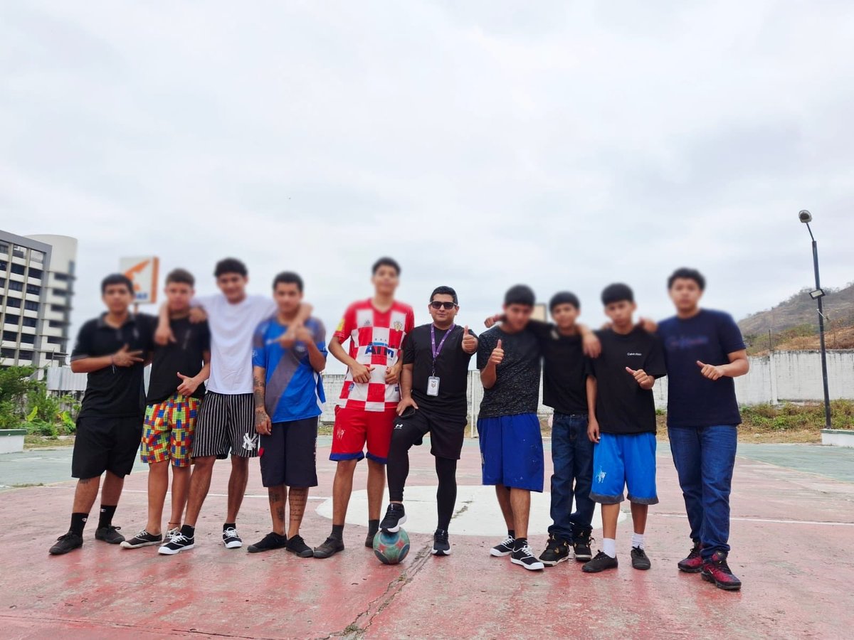 El director Marcos Calderón y su equipo del #Distrito09D08 participaron en una jornada deportiva junto a los jóvenes del CETAD Libertadores 💪🏽.

Una actividad llena de energía, compañerismo y motivación para fomentar el deporte y el trabajo en equipo. ⚽🫱🏼‍🫲🏾

#MSPEnTerritorio