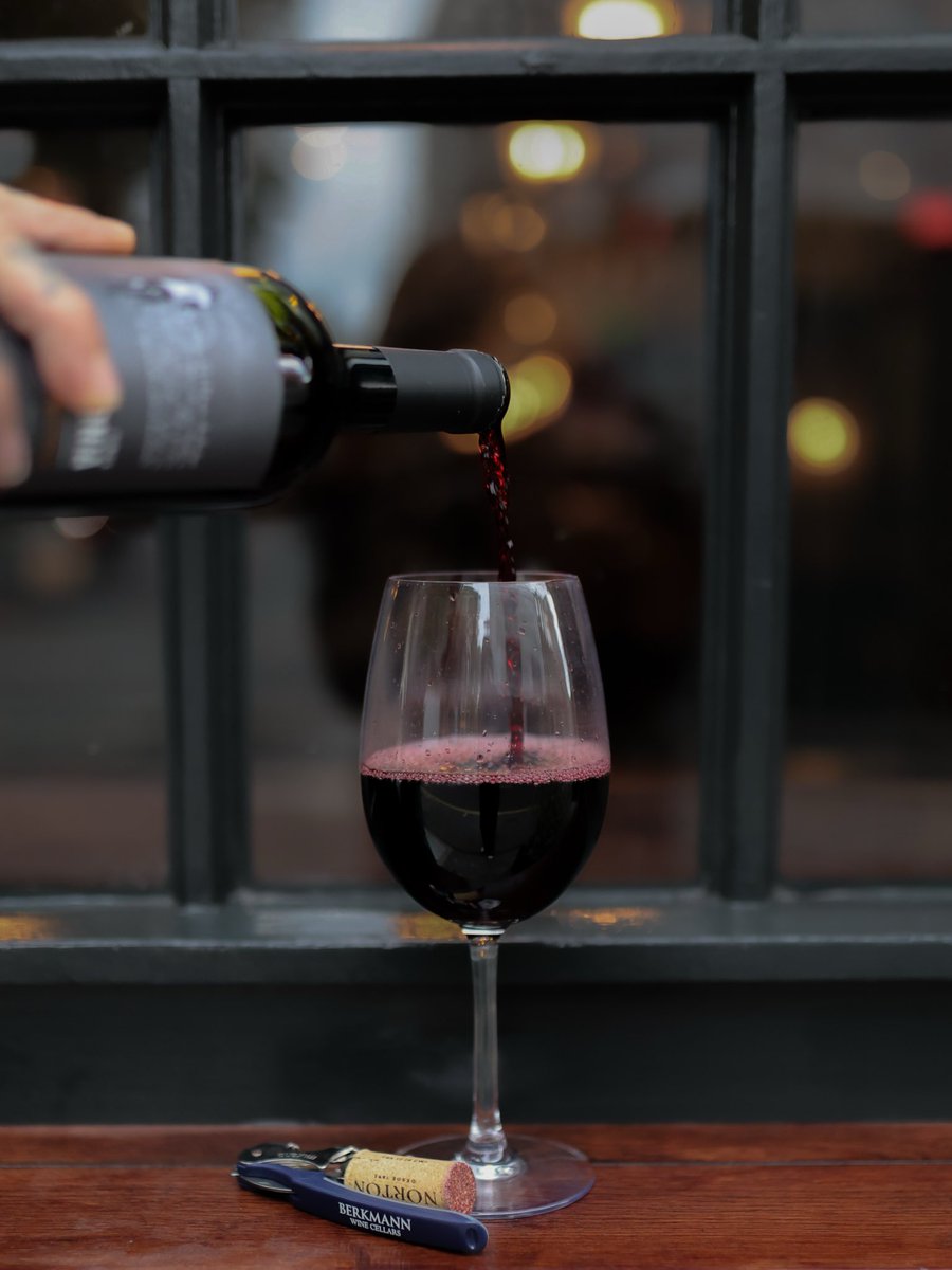 DalysWine's tweet photo. Good moments start with a good pour. Cheers! 🍷

#londonpubs https://t.co/7WIsLvzdCd
