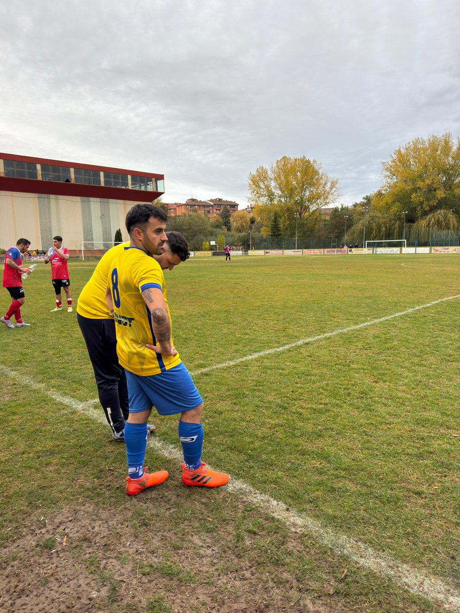 AFICIONADO
El partido de ayer no fue el mejor, pero todos acabamos contentos por volver a ver a Buji vestir la camiseta amarilla 959 días después. Se nos ha hecho muy larga esta espera.
#CDCarrión #elEQUIPOdeCARRIÓN