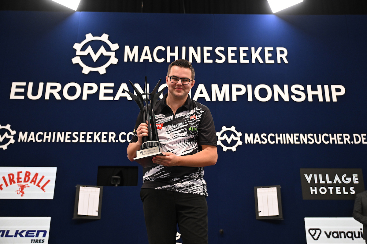 Tungsten_Tales's tweet photo. ๐ Another look at Gian van Veen with the first major trophy of his career, which has sent him up the rankings to world number seven.
#Darts #ECFinals https://t.co/MjmgripFOB