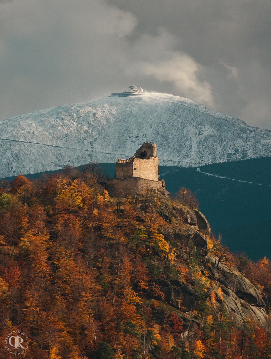 Zamek Chojnik na tle Śnieżki 📷📷📷Karkonosze (26.10.25) autor: Damian Raszkiewicz Photography