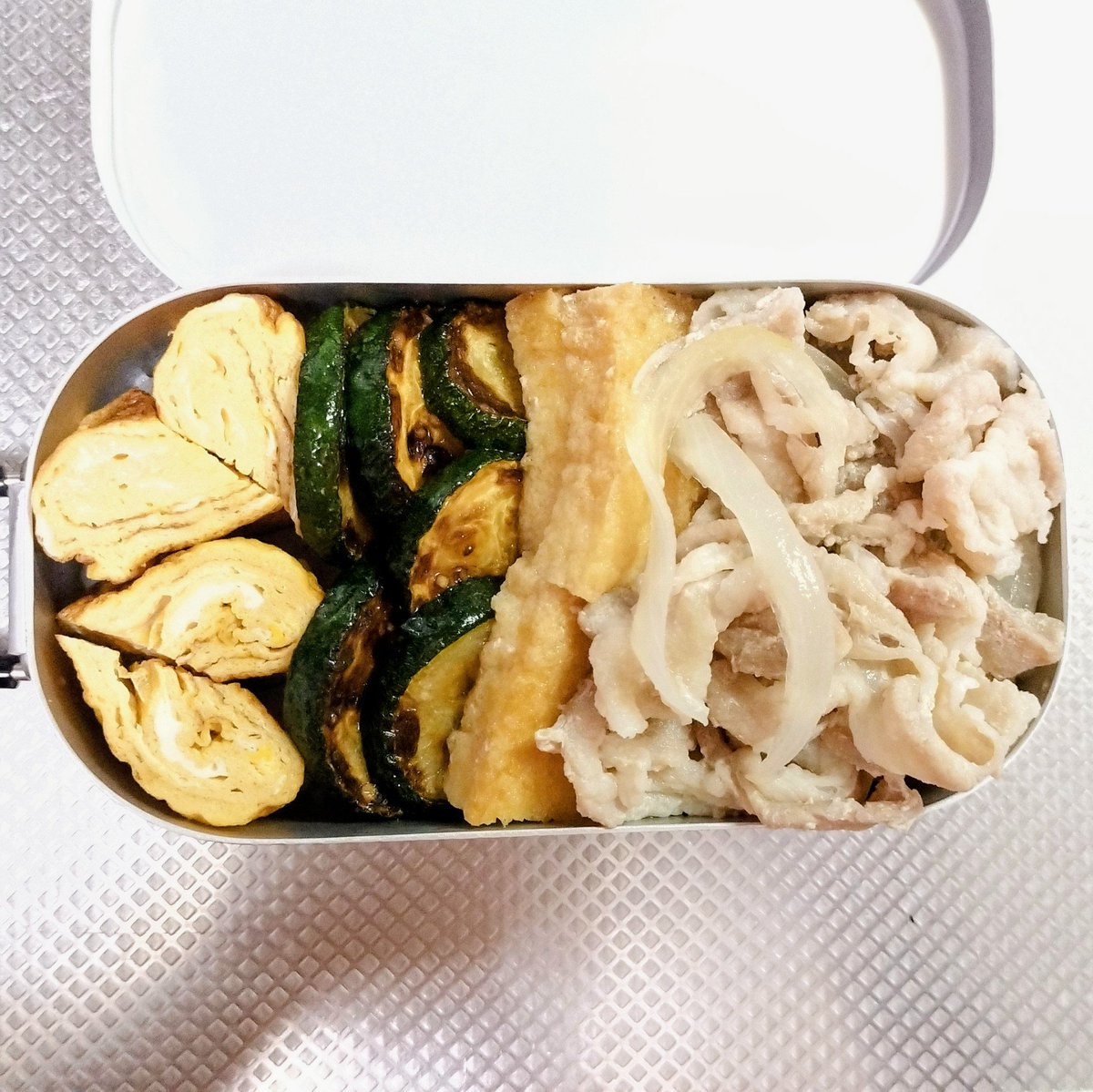 お弁当継続中。
自分の仕事用弁当も1合メスティンにしてみた🍱
アリかもしれない😙
#お弁当
#メスティン