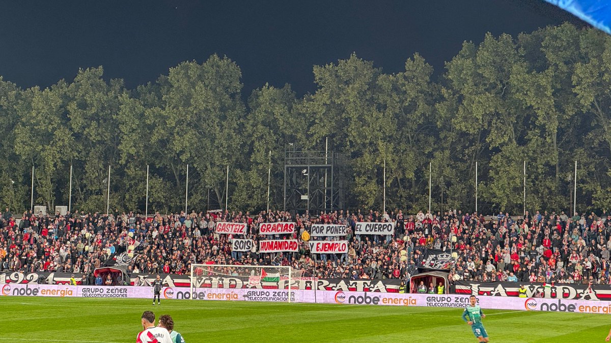 <a href="/bukaneros92/">Bukaneros</a> 
Gasteiz gracias por poner el cuerpo
Sois humanidad y ejemplo