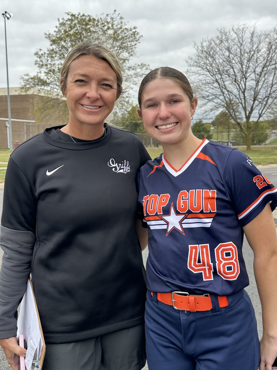 Had a great time at Mo West camp today! <a href="/GriffonSoftball/">Griffon Softball</a> 

Thank you to coach Thompson and coach Dickerson. <a href="/Coach_NThompson/">Nicole Thompson</a> <a href="/SteffDickerson/">Coach Steff</a> 

Learned why taking the first step back in the outfield is so important and some new ladder drills for drop steps!
💛🖤

<a href="/topgun_skim/">Top Gun National 14u SKIM</a>