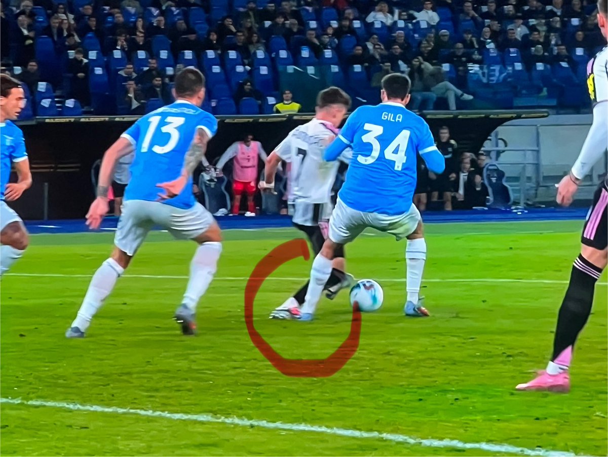 Disastri a Napoli, a Parma, a Firenze, a Roma: il livello è il più basso degli ultimi 10 anni, e gli errori si ripetono in modo imbarazzante. Il VAR potrebbe evitarne il 90% ma non viene utilizzato correttamente, e l’arbitro centrale sembra sempre un po’ infastidito quando viene