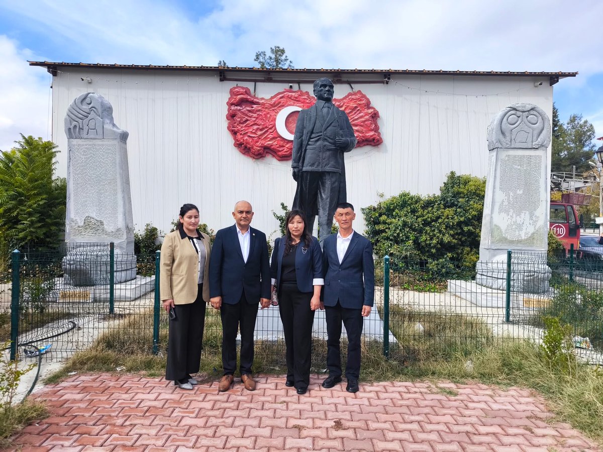Altaylar’dan Tefenni’ye
Geçtiğimiz aylarda "Kardeş Şehir" antlaşması kapsamında Moğolistan'ın Bayan Ulgii Vilayeti'nin Altay İlçesi ile gerçekleştirdiğimiz ziyaret sonrasında, çok kıymetli meslektaşım Altay Belediye Başkanı Sayın Alima AYDOS Hanımefendi, Altay Belediyesi Meclis