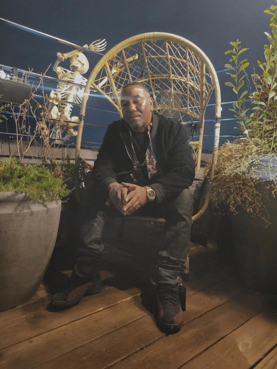 These niggas hanging on for dear life and im just chillin'