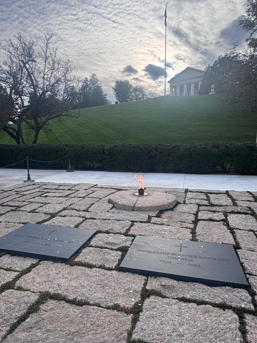 HistorySMG's tweet photo. 🇺🇸 Day 4 – Washington 
A morning of retail therapy 🛍️, followed by a poignant visit to Arlington Cemetery to witness the Tomb of the Unknown Soldier and the Kennedy family plot.
One of our students was delighted to find the grave of a relative. https://t.co/5Odj23apm4