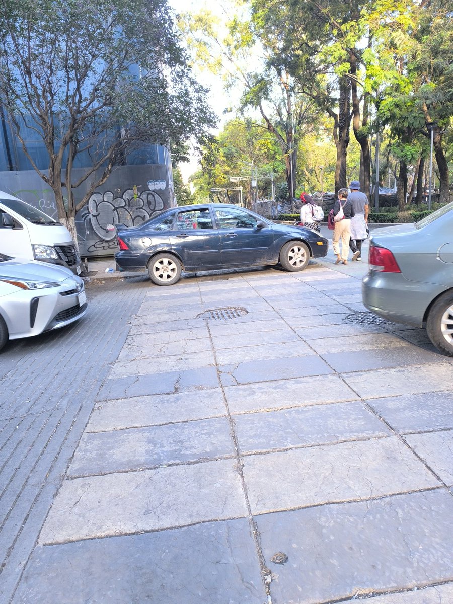 Vigilar_CDMX's tweet photo. At´n @UCS_GCDMX @OVIALCDMX @peaton_empodera 
@AlcCuauhtemocMx
Ccp. @AlessandraRdlv @LeonorOtegui
 @peatonesprimero @CdmxPeatonal @vigia_citadino @vecinos_Cuauh @vecinos_la
Auto sobre paso peatonal en Río Guadiana y Paseo de la Reforma, Col. Cuauhtémoc #TránsitoGCDMX https://t.co/x7W0LGOxt8