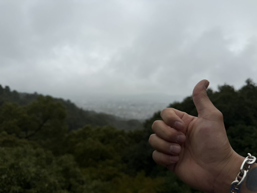 ryooo0429's tweet photo. 階段785段？おじさんは階段キツくて死にかけました〜
途中エルデンリングみたいな人いたのでパシャリ。
おみくじは引き良すぎました大開運！
帰りの階段で雨のせいか無言で5段位、尻から滑り転けて無言で立ち上がって無言で降りました肘出血
メイン一鶴さんに寄って大ビールガハハ🍺して帰宅しました〜 https://t.co/MNhOKYV9n9