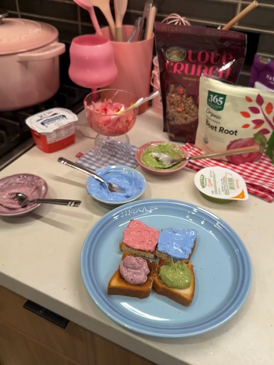 TehaJc's tweet image. Palette toast 🍞🎨
Cooking is my therapy—every dish is a little joy 💛
Toast as canvas, yogurt as paint, every bite makes me happy 🥰#PaletteToast #LifeHealing #CreativeFood