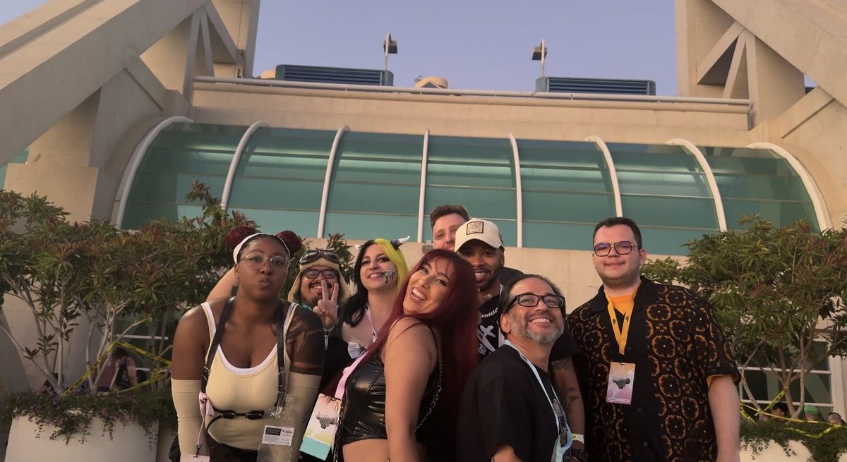 dancing2kpop's tweet photo. Twitchcon 2025 🖤 

Man oh man, seeing my friends never fails to put a smile on my face. Spending a week with people I love in a city I love all for something we all love to do is something I will always cherish. https://t.co/AgDTnllsF4