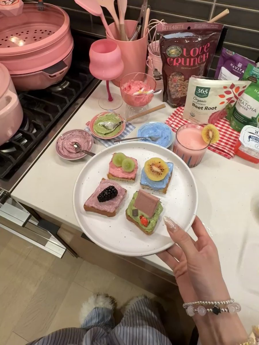 TehaJc's tweet image. Palette toast 🍞🎨
Cooking is my therapy—every dish is a little joy 💛
Toast as canvas, yogurt as paint, every bite makes me happy 🥰#PaletteToast #LifeHealing #CreativeFood