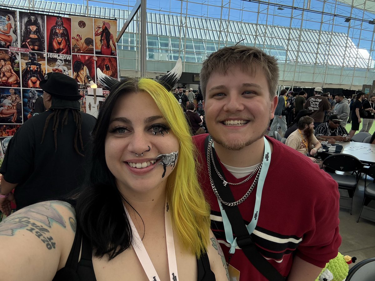 dancing2kpop's tweet photo. This trip was definitely one for the books and I am forever grateful to streaming for giving me some of my favorite memories 🖤 also if I forgot to tag you Im so sorry, please comment so people can find you

 #twitchcon #sandiego #twitchcon2025 #california #streamer #phasmophobia https://t.co/dCNLx4ENG5