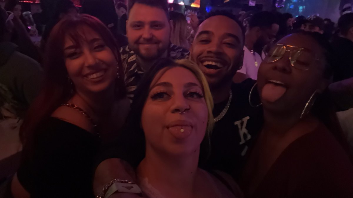 dancing2kpop's tweet photo. This trip was definitely one for the books and I am forever grateful to streaming for giving me some of my favorite memories 🖤 also if I forgot to tag you Im so sorry, please comment so people can find you

 #twitchcon #sandiego #twitchcon2025 #california #streamer #phasmophobia https://t.co/dCNLx4ENG5