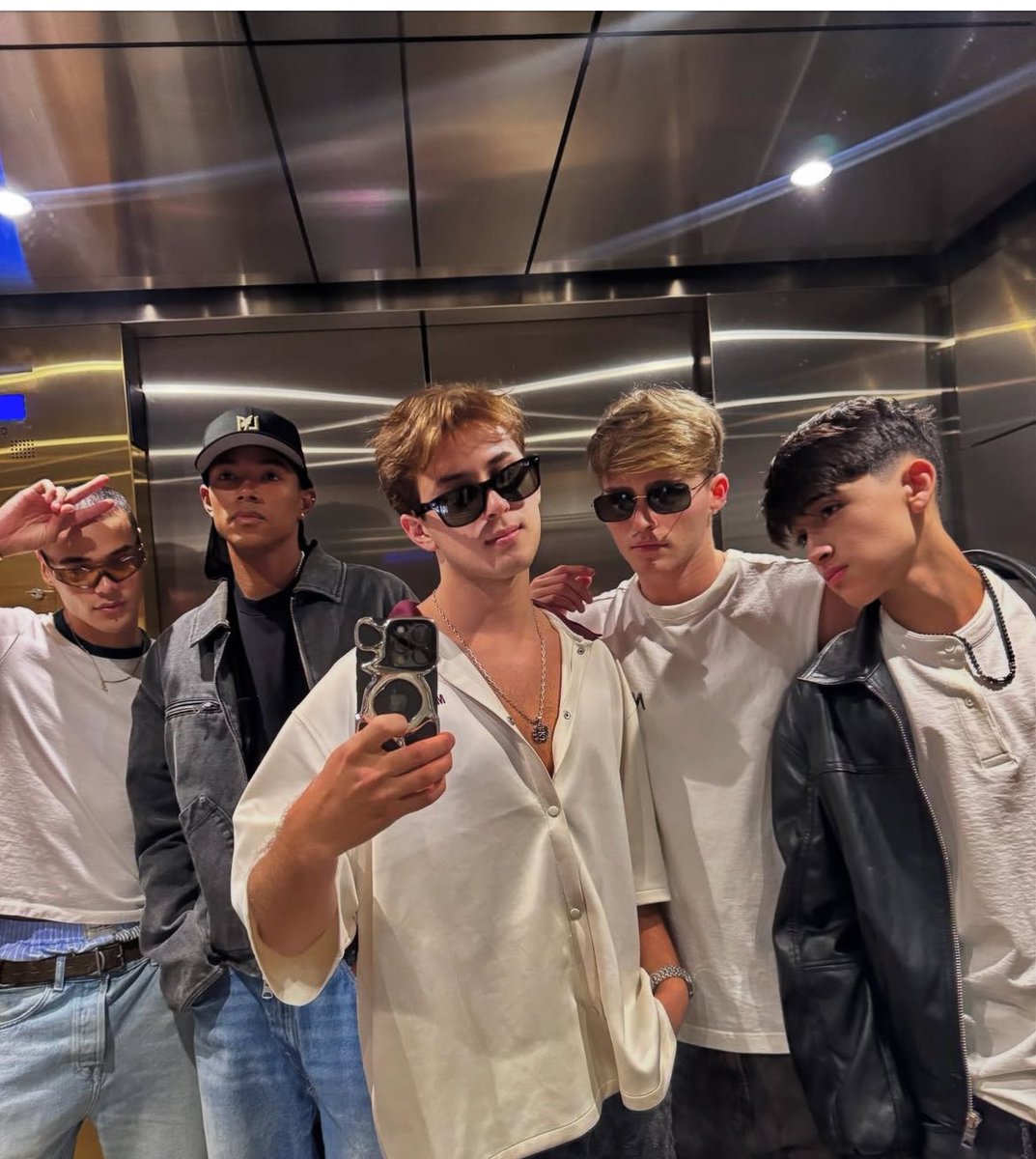 roki_roes5's tweet image. MIS CHICOS ❤️💙❤️💙

#santosbravos #alejandro #kennet #gabi #drew #kaue