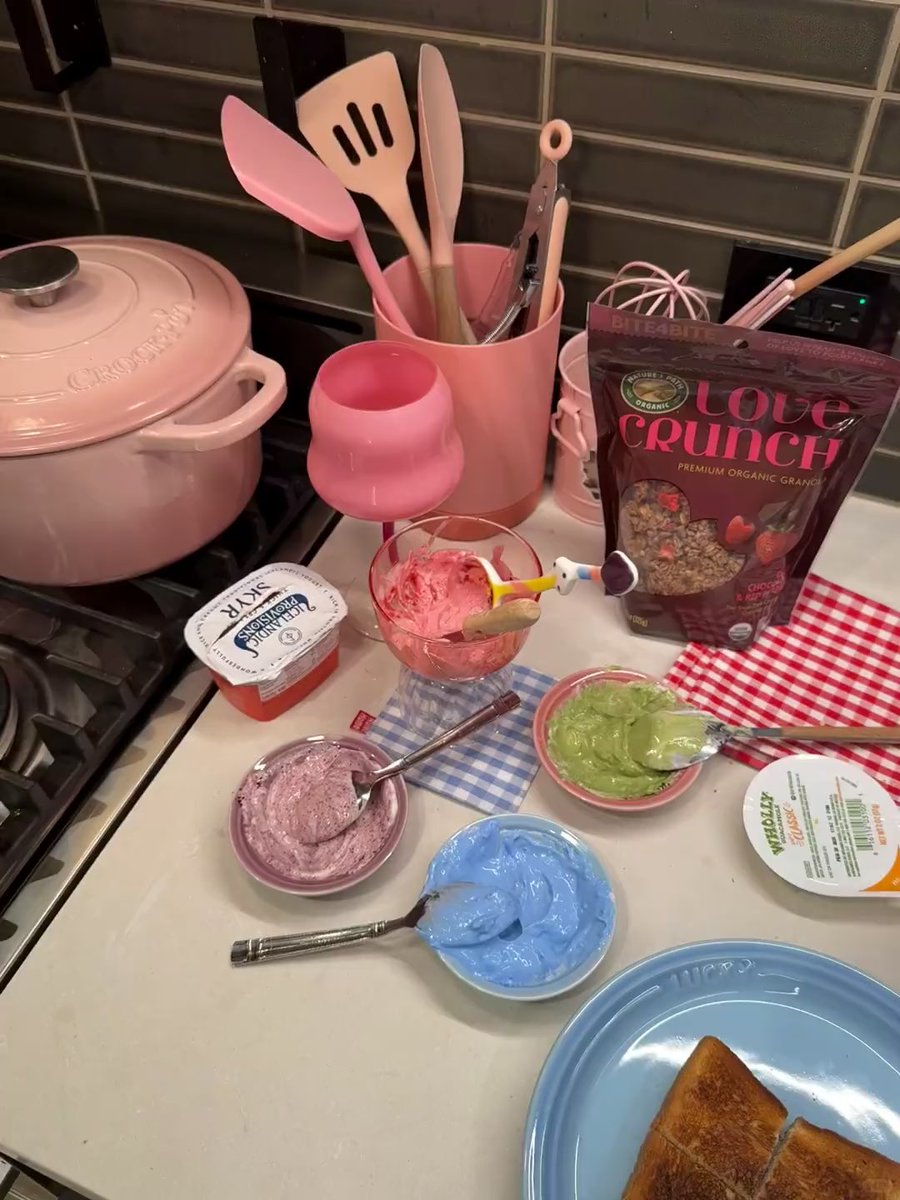 TehaJc's tweet image. Palette toast 🍞🎨
Cooking is my therapy—every dish is a little joy 💛
Toast as canvas, yogurt as paint, every bite makes me happy 🥰#PaletteToast #LifeHealing #CreativeFood