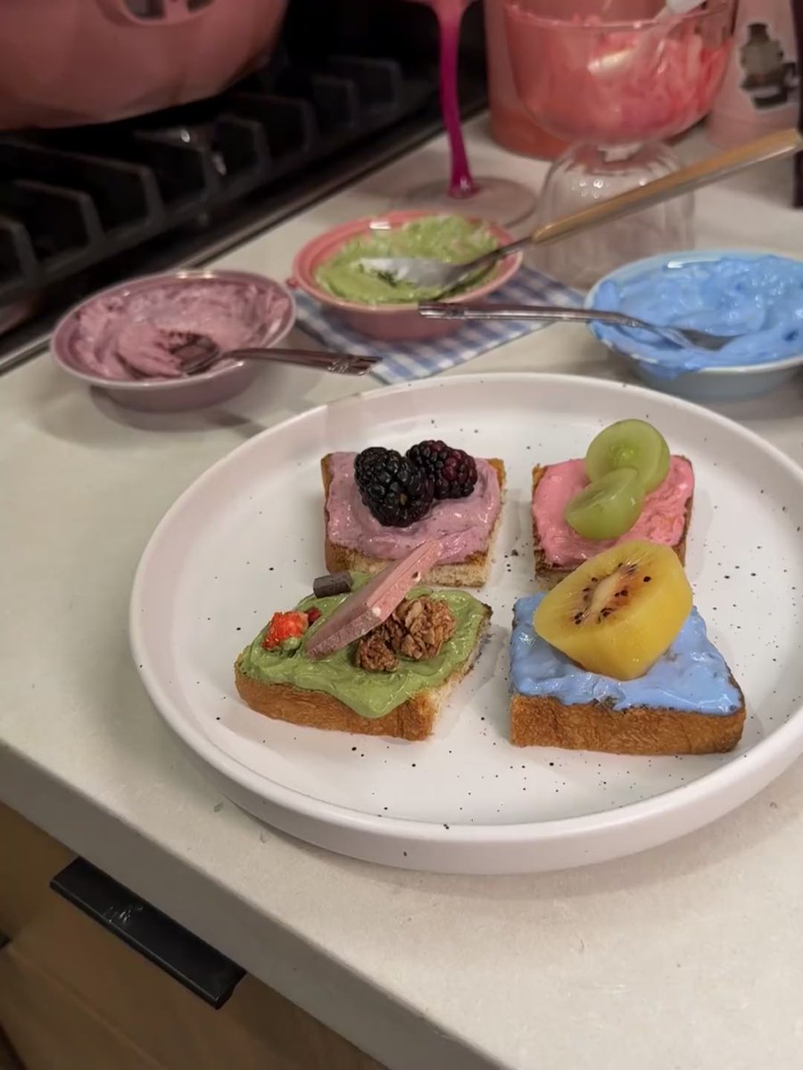 TehaJc's tweet image. Palette toast 🍞🎨
Cooking is my therapy—every dish is a little joy 💛
Toast as canvas, yogurt as paint, every bite makes me happy 🥰#PaletteToast #LifeHealing #CreativeFood