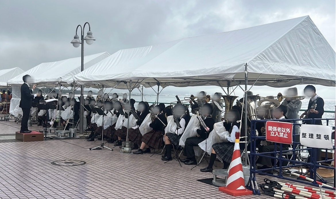 hineno_winds's tweet photo. 先日豊かな海づくり1年前プレイベントにて佐野高校吹奏楽部の皆さんと合同で演奏させていただきました！ 
政治家の方々にも演奏を聞いていただきとても貴重な体験となりました🙌
なんと演奏後には稚魚放流も体験させて頂きました🐟✨️
見に来ていただいた方、はとすいの皆様
ありがとうございました！ https://t.co/fToklMJB5z