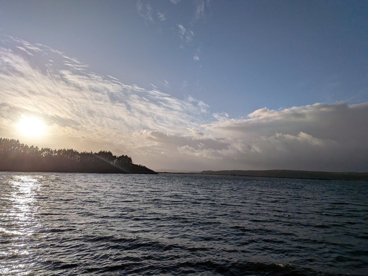 Busy day west of Glasgow today, started at the stunning Weymss Bay station, then headed out towards Gourock.

I did a walk up to a viewpoint here, but rain and mist limited the view somewhat😭

Weather then became fairlie nice as I headed towards Largs and Ardrossan later on.