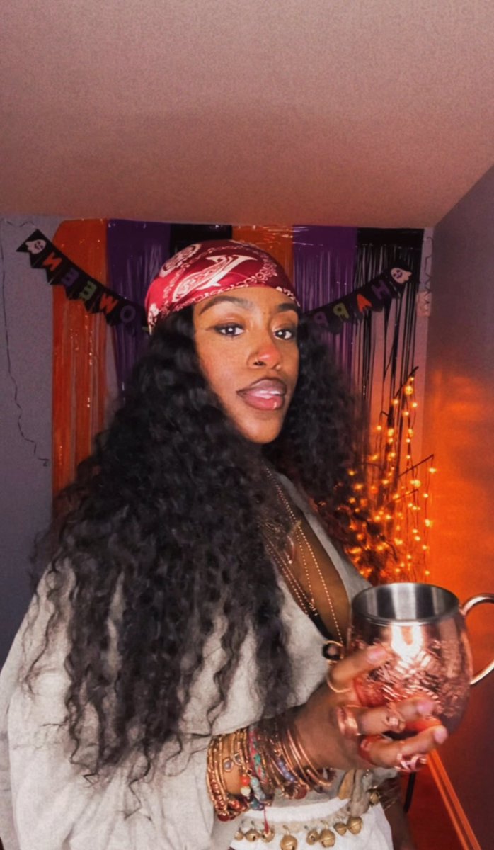 2Charmzz_____'s tweet image. 🏴‍☠️🔮🌹 walk the plank for me