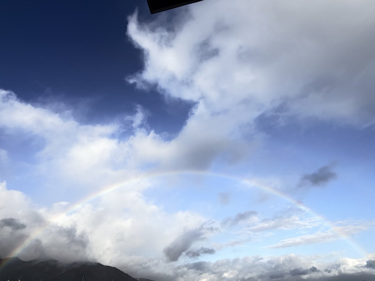 虹〜🌈！！

虹を見ると
思わず写真撮ってしまいます。