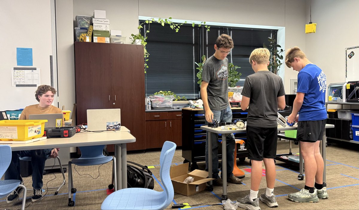 HPMSKim's tweet photo. HPMS Robotics students getting a helping hand from TIVY Robotics Team. Great team work!  Thanks, TIVY and Mrs. Jackson! 💙 @HPetersonMS #KISDInspires #KISDisHometoMe https://t.co/haGUiYoW27
